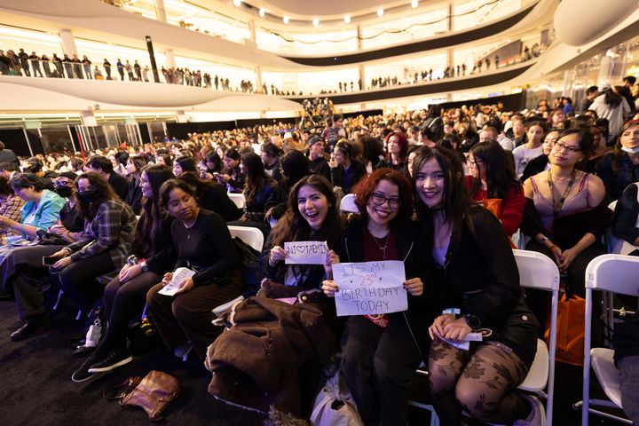 [뉴저지=뉴시스] 지난 7일(현지시간) '2025 뉴욕 한류박람회' 기념 공연을 보기 위해 행사장을 찾은 현지 한류팬들 모습. 2025.11.09 photo@newsis.com *재판매 및 DB 금지