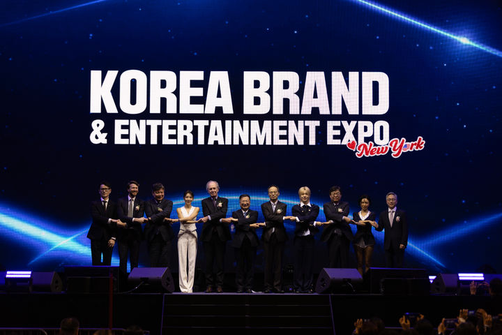 [뉴저지=뉴시스] 지난 7일(현지시간) 미국 뉴저지주 아메리칸드림몰에서 열린 '2025 뉴욕 한류박람회' 개막식에서 강경성 코트라 사장(가운데)과 홍보대사 등 주요 참가자들이 기념촬영을 하고 있다. 2025.11.09 photo@newsis.com *재판매 및 DB 금지