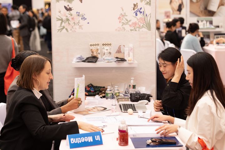 [뉴저지=뉴시스] 지난 6일(현지시간) 미국 뉴저지주 아메리칸드림몰에서 열린 '2025 뉴욕 한류박람회' 참가 업체들이 북미 지역 바이어들과 수출 상담을 하는 모습. 2025.11.09 photo@newsis.com *재판매 및 DB 금지