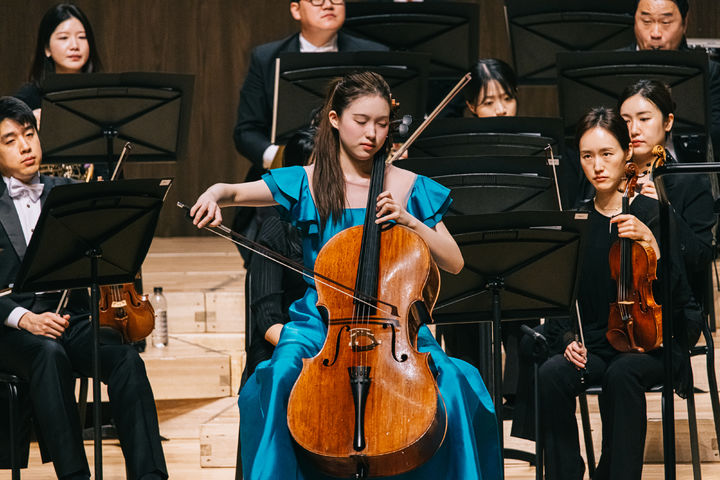 [통영=뉴시스] 신정철 기자= 8일 오후 7시, 통영국제음악당에서 개최된 '2025 윤이상국제음악콩쿠르(첼로 부문)'에서 대한민국 이재리가 2위에 입상했다. 사진은 이재리가 결선 무대에서 레오시 스바로프스키 지휘자가 이끄는 통영페스티벌오케스트라와 협연속에 첼로를 연주하고 있다.(사진=통영국제음악재단 제공).2025.11.08. photo@newsis.com *재판매 및 DB 금지