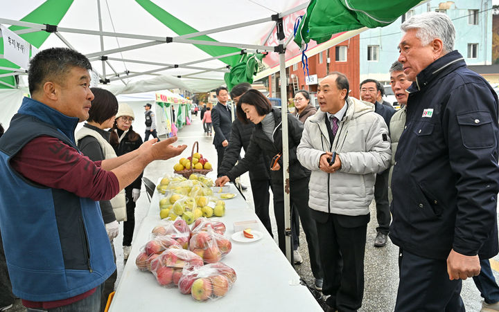 정선군 임계면에서 지난 8일부터 개최된 '2025 정선사과축제'현장을 찾은 최승준 정선군수가 상인들과 대화하고 있다.(사진=정선군 제공) *재판매 및 DB 금지