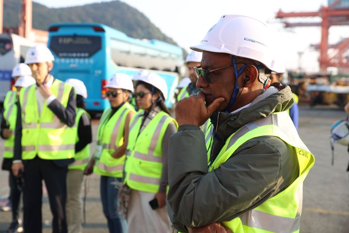 GHG-SMART 교육 프로그램에서 부산항 신선대 부두 현장 탐방 모습. (사진=한국해양교통안전공단 제공) *재판매 및 DB 금지