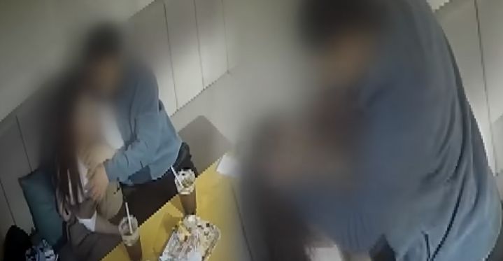 [서울=뉴시스] 울산의 한 카페에서 커플이 대낮에 음란행위를 벌이는 모습이 CCTV에 포착됐다. (사진 = 'JTBC News' 유튜브 캡처) 2025.11.09. *재판매 및 DB 금지