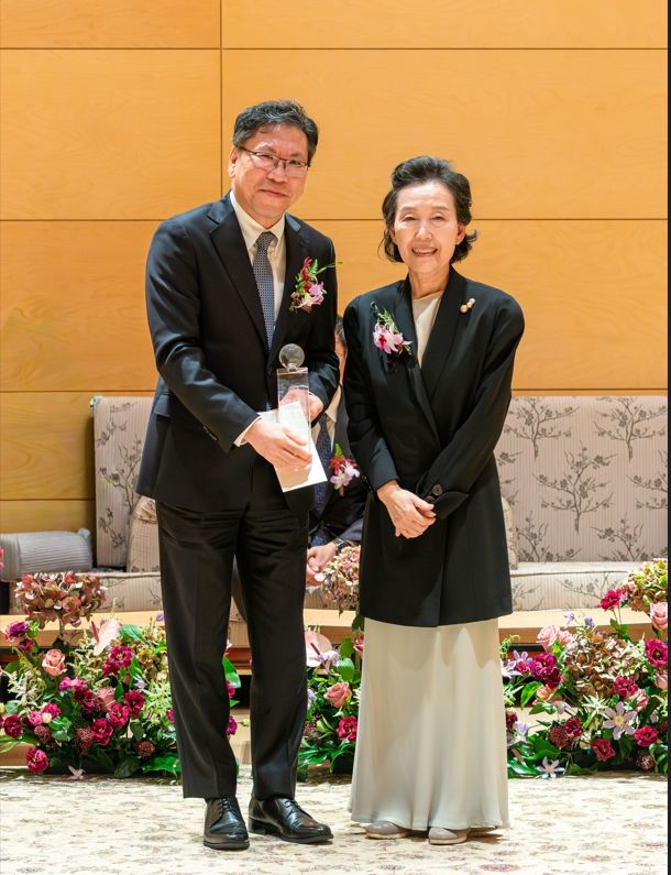 [부산=뉴시스] 7일 부산 서면 경암홀에서 열린 제21회 경암상 시상식에서 '자연과학 부문'을 수상한 광주과학기술원(GIST) 화학과 김유수 교수(왼쪽)와 진애언 경암교육문화재단 이사장. (사진=GIST 제공) photo@newsis.com *재판매 및 DB 금지