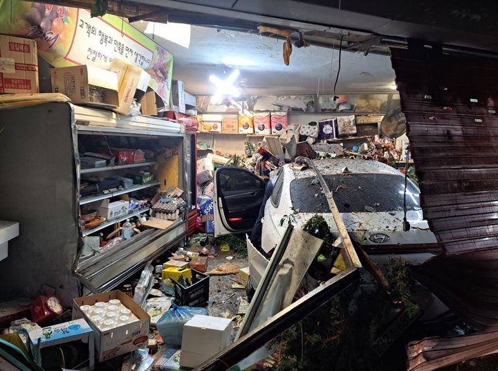 [안동=뉴시스] 9일 0시10분께 경북 안동시 신안동에서 더 뉴 그랜저 IG 차량이 상가건물 마트 내부로 돌진했다. (사진=경북소방본부 제공) 2025.11.09. photo@newsis.com *재판매 및 DB 금지