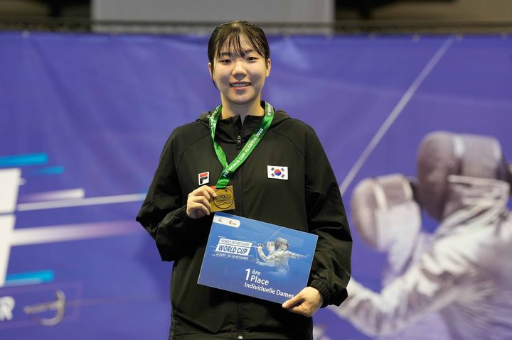 [서울=뉴시스]펜싱 여자 사브르 전하영, 시즌 첫 월드컵서 우승. (사진=국제펜싱연맹 소셜미디어 캡처) 2025.11.09. photo@newsis.com *재판매 및 DB 금지