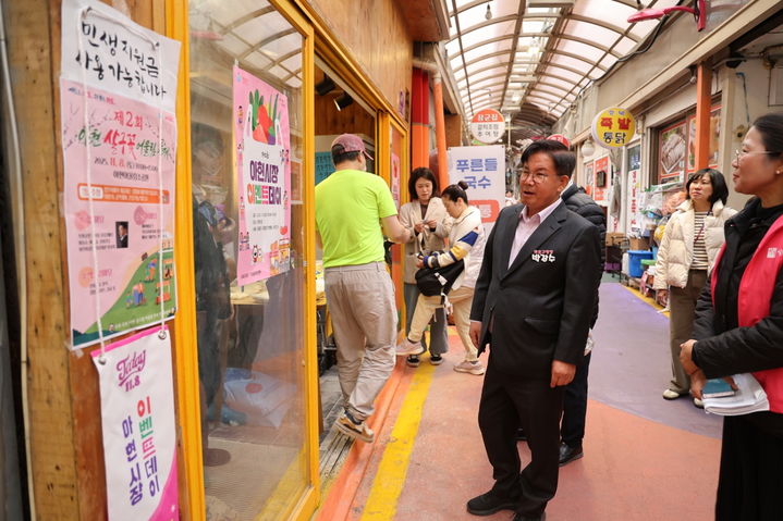 [서울=뉴시스] ‘아현시장 이벤트 데이’가 열린 아현시장을 방문한 박강수 마포구청장. 2025.11.09. (사진=마포구 제공) *재판매 및 DB 금지