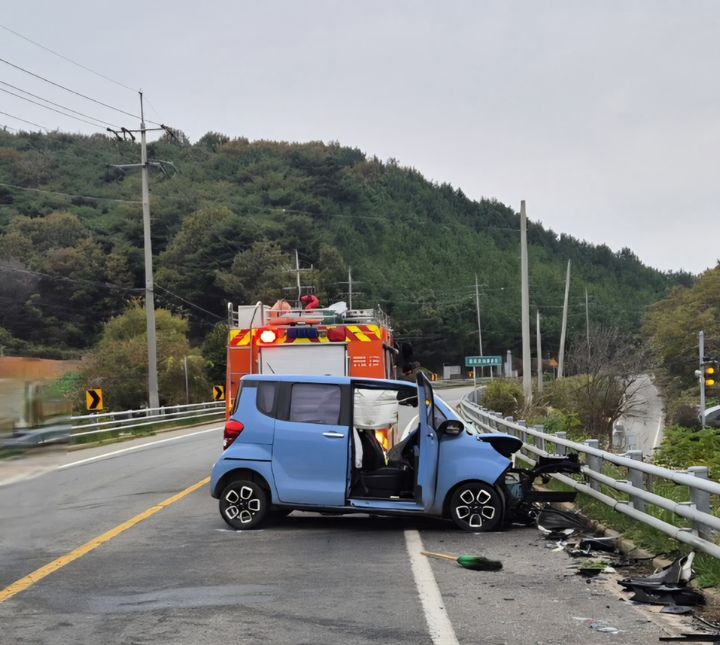 [태안=뉴시스] 지난 8일 오전 충남 태안군 안면읍 승언리 조각공원 앞 편도 2차로에서 1t트럭과 경차가 충돌해 경차 앞부분이 부서졌다. (사진=태안소방서 제공) 2025.11.09. photo@newsis.com *재판매 및 DB 금지