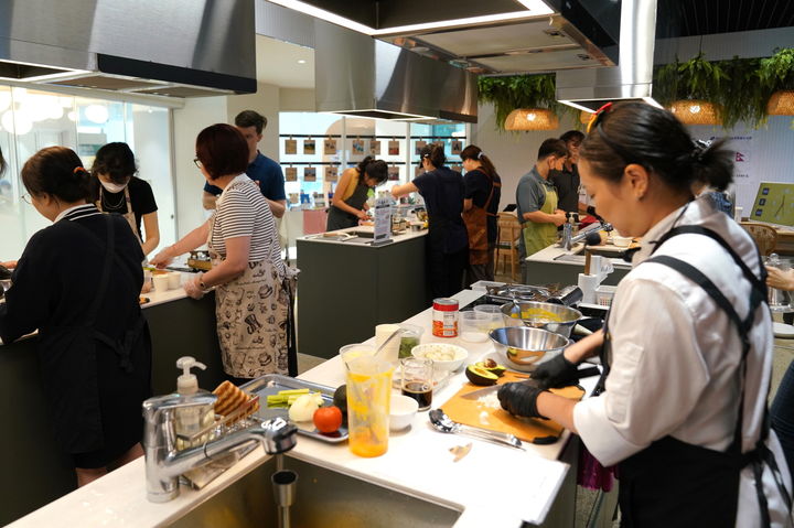 [서울=뉴시스] 지난 8월 열린 ‘요리로 떠나는 페루 여행’ 수업. 2025.11.09. (사진=강남구 제공) *재판매 및 DB 금지