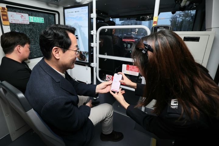 [화성=뉴시스]정명근 화성시장이 6일 항저우시 공공교통 유한회사를 방문, 자율주행 버스에 올라 자율주행을 체험하며 직원으로부터 시스템에 대한 설명을 듣고 있다.(사진=화성시 제공)2025.11.09.photo@newsis.com *재판매 및 DB 금지