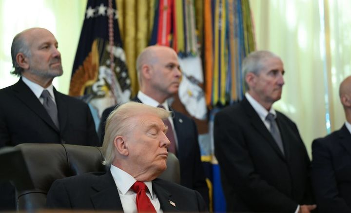 [서울=뉴시스] 도널드 트럼프 대통령이 6일 백악관 ‘결단의 책상’ 뒤 의자에 앉아 제약회사의 약값 인하 발표를 들으며 눈을 감은 채 졸고 있다.(출처: WP) 2025.11.09. *재판매 및 DB 금지