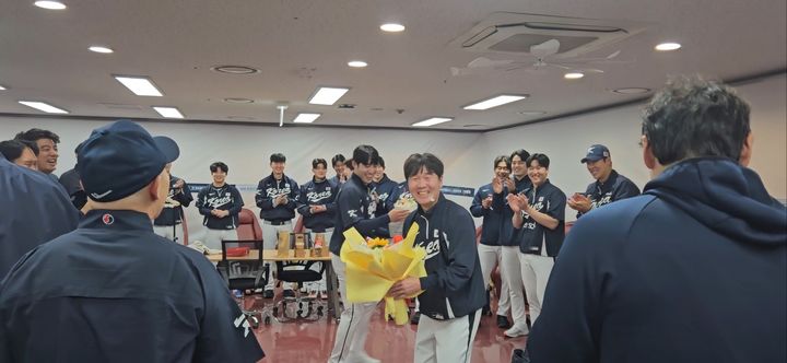 류지현 한국 아구 대표팀 감독 첫 승 축하 파티. (사진=KBO 제공). 2025.11.09. *재판매 및 DB 금지