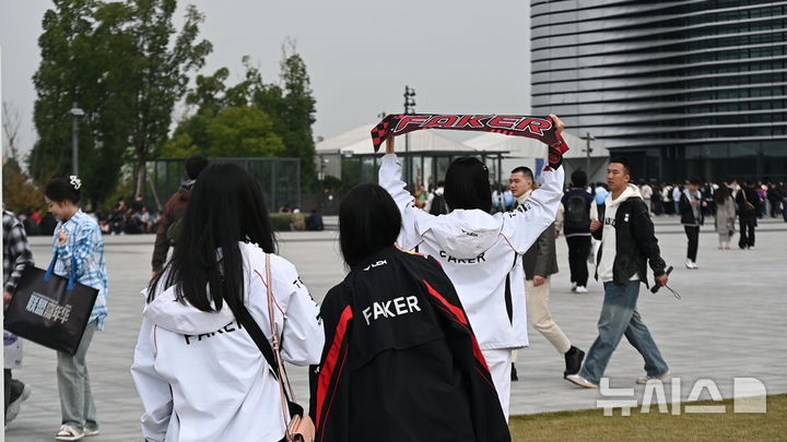 월즈 2025 결승 현장, 청두 경기장 앞 분위기