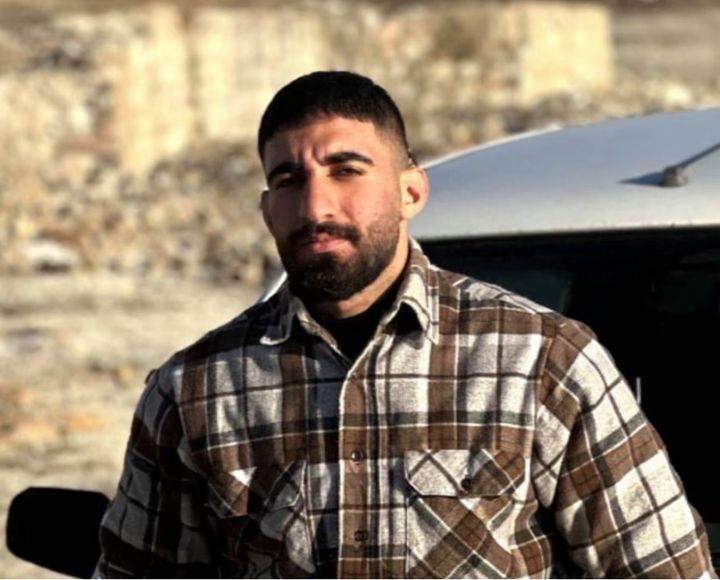 [서울=뉴시스] 이란 최고 지도자 아야톨라 하메네이 사진을 불태우는 사진을 SNS에 올린 지 몇 시간 뒤 자신의 차에서 총기로 살해됐다는 의혹을 받고 있는 반체제 활동가 오미드 사를락(22).(출처: 가디언) 2025.11.09. *재판매 및 DB 금지