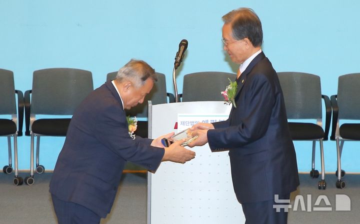 [포항=뉴시스] 송종욱 기자 = 지난 6일 포스코 국제관에서 열린 '제15회 애린문화상' 시상식에서 이대공 애린복지재단 이사장(오른쪽)이 박정민 선린애육원장에세 상장과 상금 1000만워을 시상하고 있다. 2025.11.09. photo@newsis.com