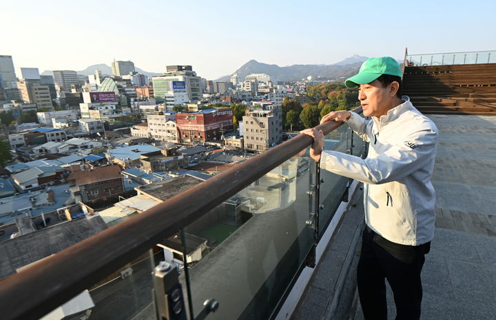 [서울=뉴시스] 오세훈 서울시장이 7일(금) 종로구 세운상가 옥상정원을 방문해 브리핑 후 세운4구역 현장을 내려다보고 있다. 2025.11.07. (사진=서울시 제공) *재판매 및 DB 금지