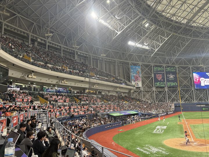 [서울=뉴시스] 신유림 기자 = 9일 서울 고척스카이돔에서 열린 2025 K-베이스볼 시리즈 체코와의 평가전 2차전에 만원 관중이 모였다. 2025.11.09. spicy@newsis.com *재판매 및 DB 금지
