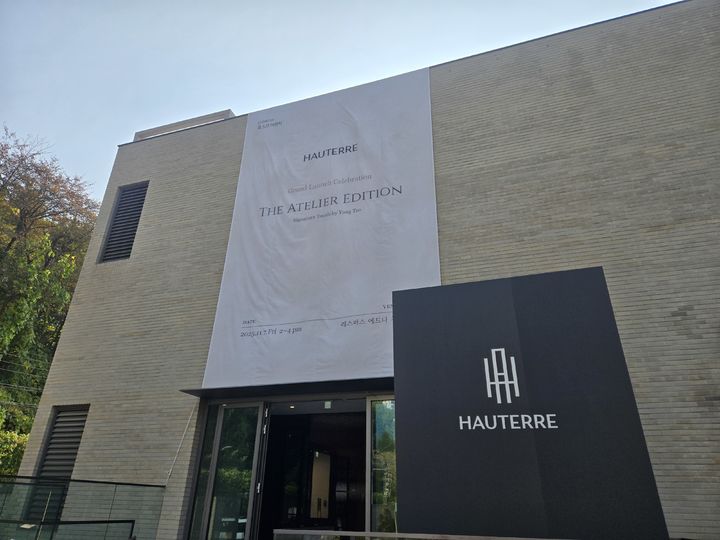 [서울=뉴시스] 홍세희 기자 = 포스코이앤씨는 지난 7일 서울 강남구 레스파스 에트나 청담에서 인테리어 디자이너 양태오 작가와 함께 개발한 인테리어 상품 '아틀리에 에디션(The Atelier Edition)' 런칭 행사를 열었다. 2025.11.07. hong1987@newsis.com  *재판매 및 DB 금지