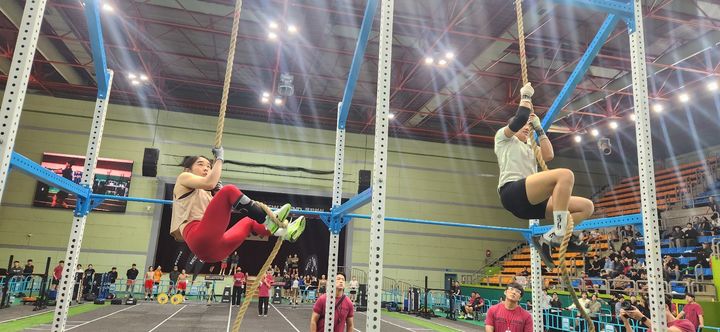 [광명=뉴시스]곽상훈 기자=2025 배틀크루 챔피언십 대회가 8~9일 경기 광명시민체육관에서 열렸다. 여성으로만 구성된 플레어 리그에 출전한 크루들이 밧줄타기 경기를 벌이고 있다. 2025. 11. 09. kshoon0663@newsis.com *재판매 및 DB 금지