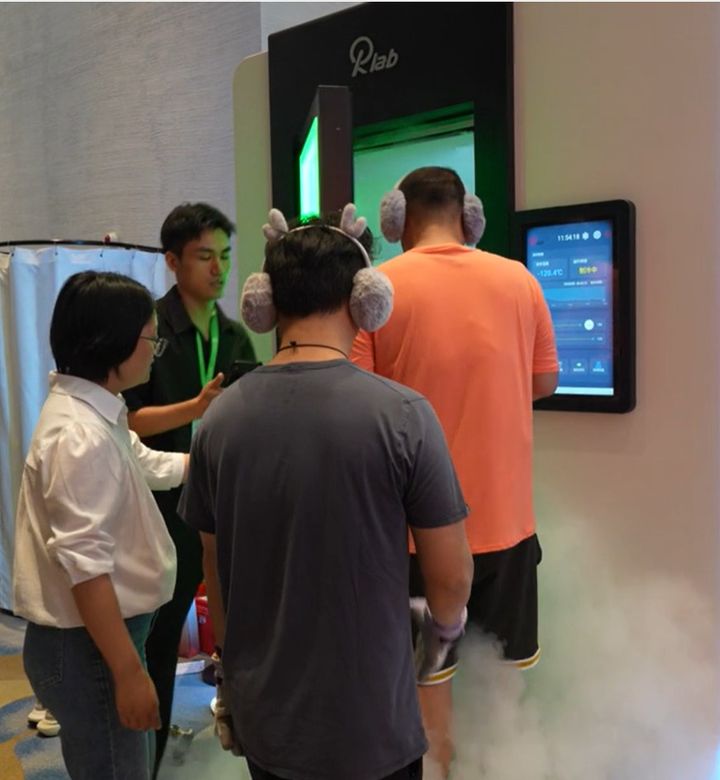 [서울=뉴시스] 상하이 장수 스타트업 알랩(Rlab)이 노화를 늦춘다며 전화 부스처럼 생긴 영하 200도까지 온도를 낮추는 극저온 장치에 지원자를 입장시키고 있다.(출처: NYT) 2025.11.09. *재판매 및 DB 금지