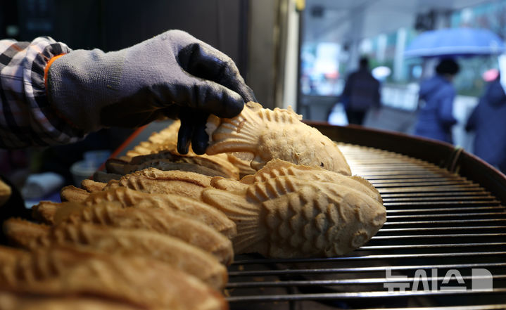 [서울=뉴시스] 홍효식 기자 = 원재료 가격 상승 여파로 겨울 대표 간식 붕어빵 가격이 인상된 가운데 14일 서울 시내 한 노점상이 붕어빵을 만들고 있다. 2023.12.14. yesphoto@newsis.com 