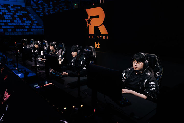 [청두(중국)=뉴시스] 9일 오후 중국 청두 동안호 스포츠파크 다목적체육관에서 열린 '2025 리그 오브 레전드(LoL) 월드 챔피언십' 결승전에서 경기에 임하는 KT 롤스터 선수단 (사진=라이엇 게임즈 제공)