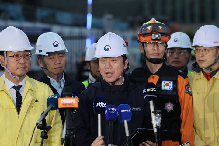 [울산=뉴시스] 배병수 기자= 9일 오후 김영훈 고용노동부 장관이 한국동서발전 울산화력발전소 보일러타워 붕괴사고 현장 인근에서 현장 브리핑을 진행하고 있다. 2025.11.09. bbs@newsis.com *재판매 및 DB 금지