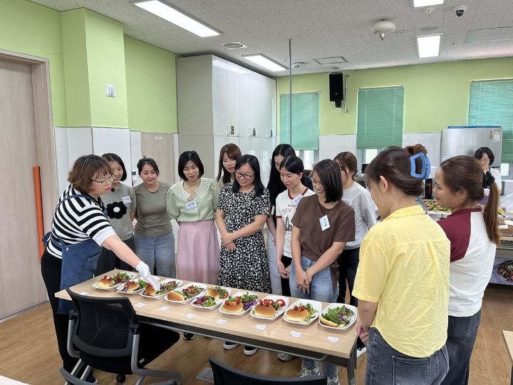 [구미=뉴시스] 아동요리사지도자 자격과정 운영. (사진=구미시가족센터 제공) 2025.11.09 photo@newsis.com *재판매 및 DB 금지