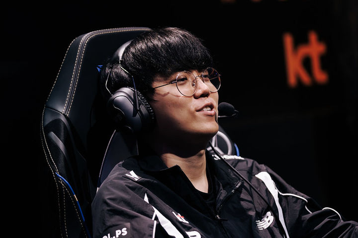 [청두(중국)=뉴시스] 9일 오후 중국 청두 동안호 스포츠파크 다목적체육관에서 열린 '2025 리그 오브 레전드(LoL) 월드 챔피언십' 결승전에서 '커즈' 문우찬(KT 롤스터)이 경기에 임하고 있다. (사진=라이엇 게임즈 제공)