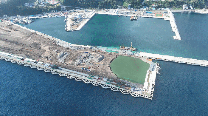 [울릉=뉴시스] 경북 울릉군 사동항 울릉공항 건설 현장 드론 촬영. (사진=국토교통부 제공) 2025.11.10. photo@newsis.com *재판매 및 DB 금지