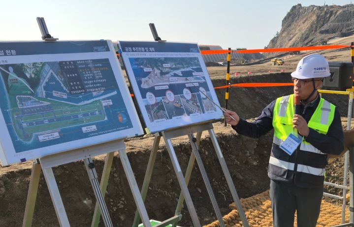 [울릉=뉴시스] 정진형 기자 = 한국종합기술의 김현기 토목CM 단장이 지난 6일 경북 울릉군 사동항 울릉공항 건설 현장에서 공사 현황을 설명하고 있다. 2025.11.10. formation@newsis.com *재판매 및 DB 금지