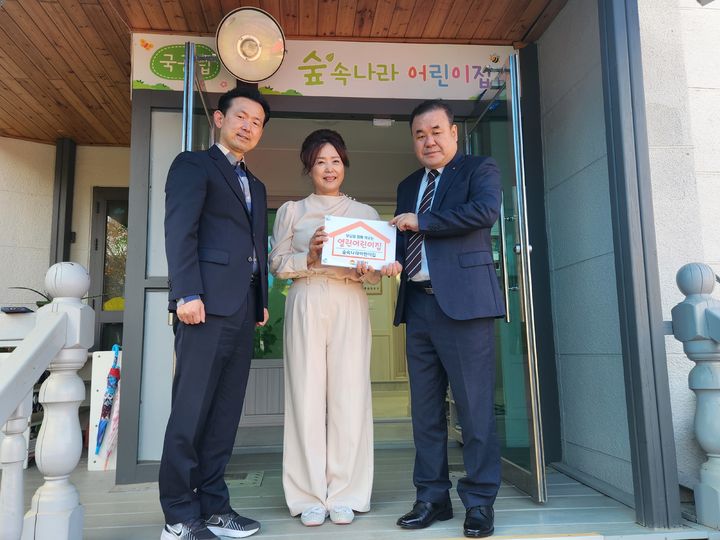 [김천=뉴시스] 김훈이(오른쪽) 국장이 현판을 전달하고 있다. (사진=김천시 제공) 2025.11.09 photo@newsis.com *재판매 및 DB 금지