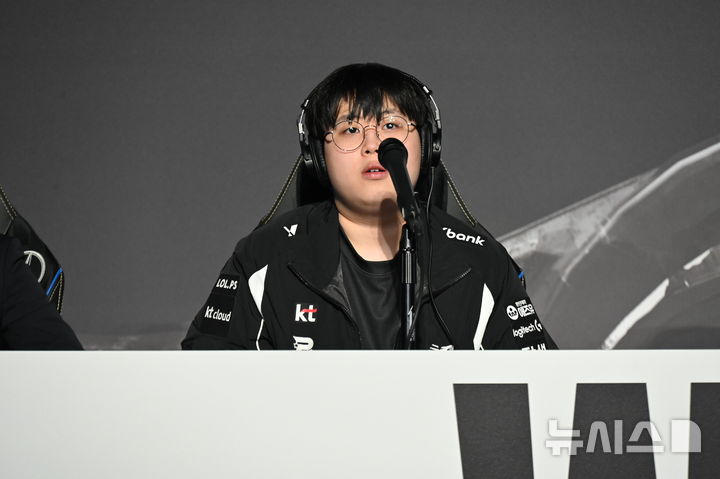 [청두(중국)=뉴시스] 윤정민 기자 = 리그 오브 레전드(LoL) 프로게이머 '피터' 정윤수(KT 롤스터)가 9일 오후 중국 청두 동안호 스포츠파크 다목적체육관에서 열린 '2025 LoL 월즈' 결승 후 미디어데이에서 기자 질문에 답하고 있다. 2025.11.09. alpaca@newsis.com