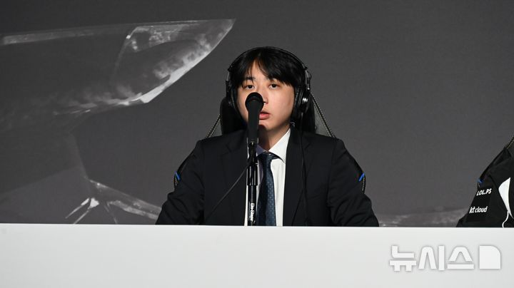 [청두(중국)=뉴시스] 윤정민 기자 = 리그 오브 레전드(LoL) 프로게이머 '스코어' 고동빈 감독(KT 롤스터)이 9일 오후 중국 청두 동안호 스포츠파크 다목적체육관에서 열린 '2025 LoL 월즈' 결승 후 미디어데이에서 기자 질문에 답하고 있다. 2025.11.09. alpaca@newsis.com