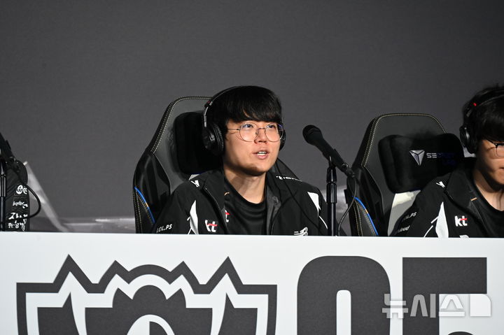 [청두(중국)=뉴시스] 윤정민 기자 = 리그 오브 레전드(LoL) 프로게이머 '커즈' 문우찬(KT 롤스터)이 9일 오후 중국 청두 동안호 스포츠파크 다목적체육관에서 열린 '2025 LoL 월즈' 결승 후 미디어데이에서 기자 질문에 답하고 있다. 2025.11.09. alpaca@newsis.com