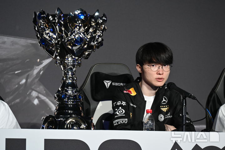 [청두(중국)=뉴시스] 윤정민 기자 = 리그 오브 레전드(LoL) 프로게이머 '페이커' 이상혁(T1)이 9일 오후 중국 청두 동안호 스포츠파크 다목적체육관에서 열린 '2025 LoL 월즈' 결승 후 미디어데이에서 기자 질문에 답하고 있다. 2025.11.09. alpaca@newsis.com