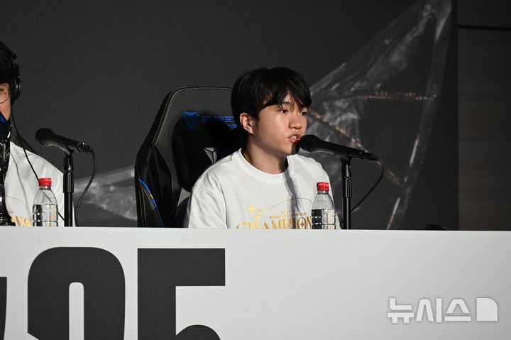 [청두(중국)=뉴시스] 윤정민 기자 = 리그 오브 레전드(LoL) 프로게이머 '케리아' 류민석(T1)이 9일 오후 중국 청두 동안호 스포츠파크 다목적체육관에서 열린 '2025 LoL 월즈' 결승 후 미디어데이에서 기자 질문에 답하고 있다. 2025.11.09. alpaca@newsis.com