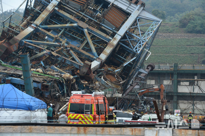 [울산=뉴시스] 배병수 기자 = 울산 남구 용잠동 한국동서발전 울산화력발전소 대형 구조물이 무너지는 사고 발생 나흘째인 9일 오전 소방대원과 관계자들이 매몰자 구조작업을 하고 있다.2025.11.09.bbs@newsis.com.