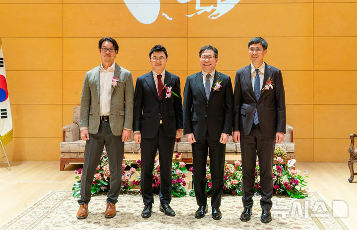 [부산=뉴시스] 7일 부산광역시 서면 경암홀에서 열린 '제21회 경암상 시상식'에서 자연과학 부문 수상자로 선정된 김유수 GIST 화학과 교수(오른쪽 두 번째)를 비롯한 수상자들이 기념촬영을 하고 있다. (사진=GIST 제공) photo@newsis.com *재판매 및 DB 금지