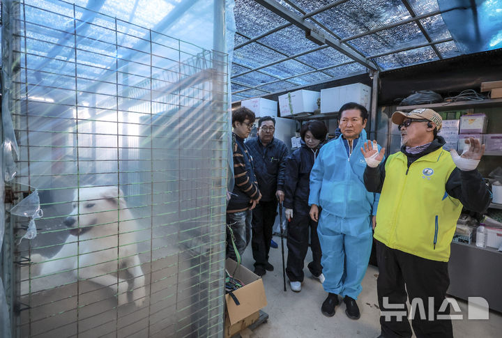 [용인=뉴시스] 정병혁 기자 = 정청래 더불어민주당 대표가 9일 경기 용인시의 유기견 보호소 행복한 강아지들이 사는집을 찾아 봉사활동에 앞서 견사를 둘러보고 있다. 2025.11.09. jhope@newsis.com