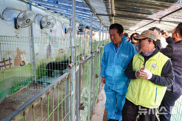 [용인=뉴시스] 정병혁 기자 = 정청래 더불어민주당 대표가 9일 경기 용인시의 유기견 보호소 행복한 강아지들이 사는집을 찾아 봉사활동에 앞서 견사를 둘러보고 있다. (공동취재) 2025.11.09. photo@newsis.com
