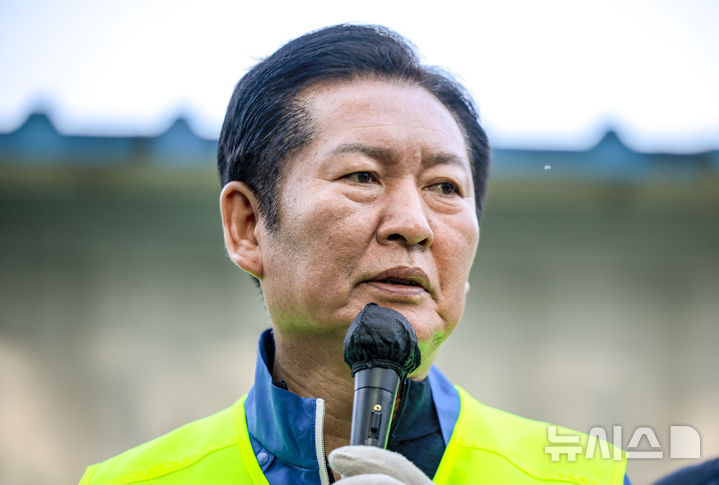 [용인=뉴시스] 정병혁 기자 = 정청래 더불어민주당 대표가 9일 경기 용인시의 유기견 보호소 행복한 강아지들이 사는집을 찾아 봉사활동에 앞서 인사말을 하고 있다. 2025.11.09. jhope@newsis.com