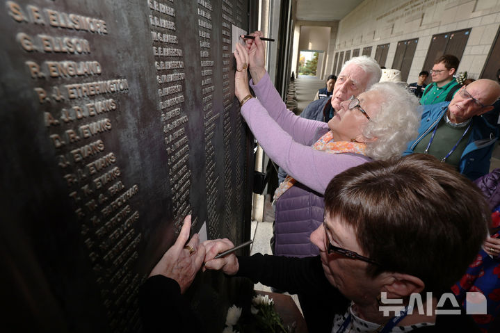 [서울=뉴시스] 조성우 기자 = 유엔참전용사 추모의 날을 맞아 방한 중인 6·25전쟁 유엔 참전국의 참전용사와 유가족들이 9일 오전 서울 용산구 전쟁기념관 내 전사자 명비에서 고인의 이름을 찾아 탁본하고 있다. 2025.11.09. xconfind@newsis.com