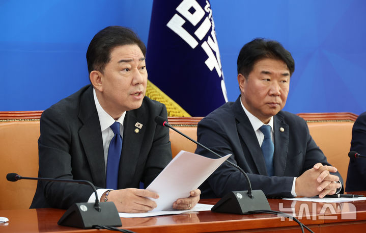 [서울=뉴시스] 김금보 기자 = 김병기 더불어민주당 원내대표가 9일 오전 서울 여의도 국회에서 열린 국정감사 종합평가 및 11월 국회 운영 관련 기자간담회에서 발언을 하고 있다. 2025.11.09. kgb@newsis.com