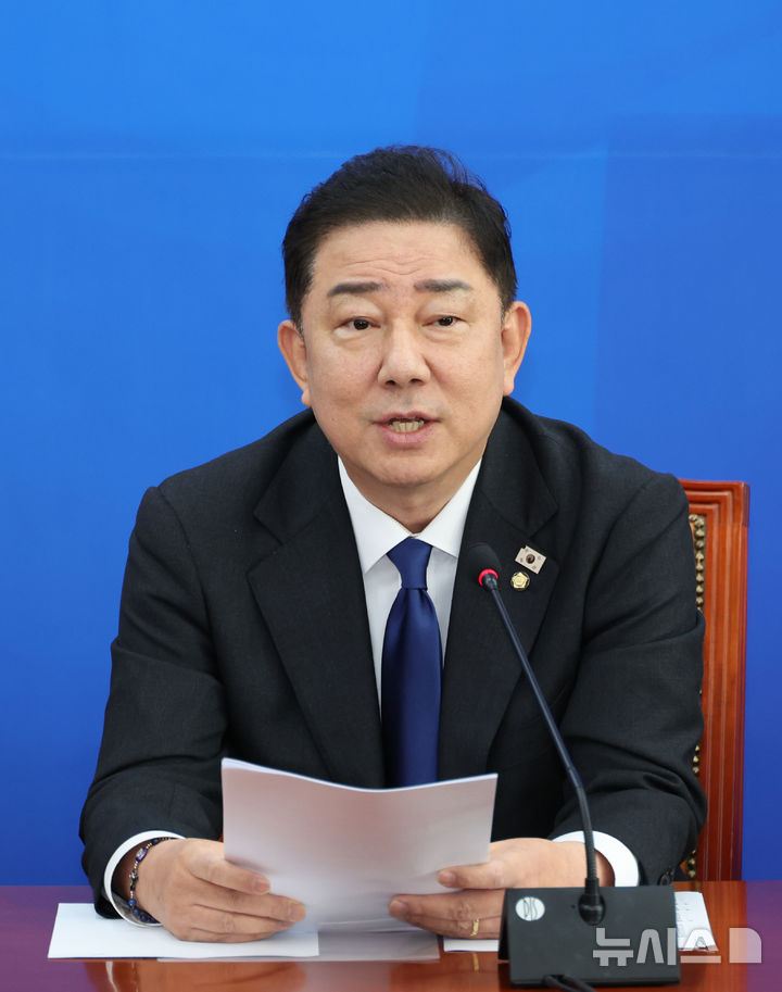 [서울=뉴시스] 김금보 기자 = 김병기 더불어민주당 원내대표가 9일 오전 서울 여의도 국회에서 열린 국정감사 종합평가 및 11월 국회 운영 관련 기자간담회에서 발언을 하고 있다. 2025.11.09. kgb@newsis.com