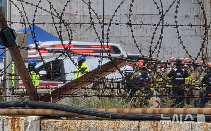 [울산=뉴시스] 배병수 기자 = 울산 남구 용잠동 한국동서발전 울산화력발전소 대형 구조물이 무너지는 사고 발생 나흘째인 9일 오전 소방관계자들이 현장에서 발견 된 작업자를 구급차로 이송하고 있다.2025.11.09.bbs@newsis.com.