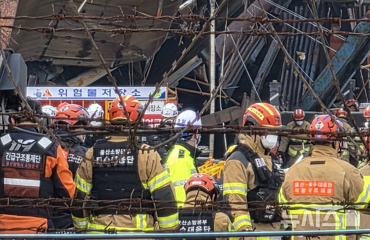 [울산=뉴시스] 배병수 기자 = 울산 남구 용잠동 한국동서발전 울산화력발전소 대형 구조물이 무너지는 사고 발생 나흘째인 9일 오전 소방관계자들이 현장에서 발견 된 작업자를 구급차로 이송하고 있다.2025.11.09.bbs@newsis.com.