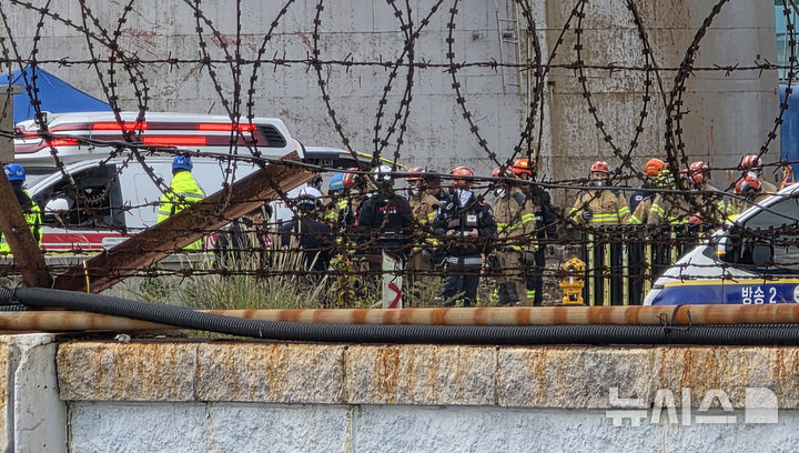 [울산=뉴시스] 배병수 기자 = 울산 남구 용잠동 한국동서발전 울산화력발전소 대형 구조물이 무너지는 사고 발생 나흘째인 9일 오전 소방관계자들이 현장에서 발견 된 작업자를 구급차로 이송하고 있다.2025.11.09.bbs@newsis.com.