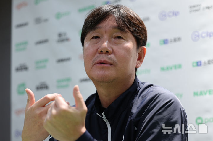 [서울=뉴시스] 조성우 기자 = 9일 오후 서울 구로구 고척스카이돔에서 열린 2025 K-베이스볼 시리즈 대한민국과 체코의 평가전 2차전 경기에 앞서 류지현 한국 대표팀 감독이 취재진과 인터뷰를 하고 있다. 2025.11.09. xconfind@newsis.com