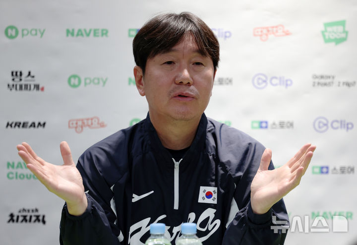 [서울=뉴시스] 조성우 기자 = 9일 오후 서울 구로구 고척스카이돔에서 열린 2025 K-베이스볼 시리즈 대한민국과 체코의 평가전 2차전 경기에 앞서 류지현 한국 대표팀 감독이 취재진과 인터뷰를 하고 있다. 2025.11.09. xconfind@newsis.com